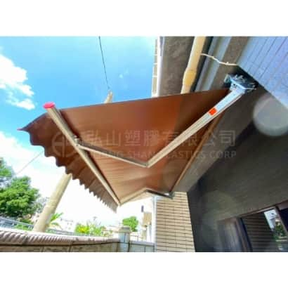 Horizontal retractable rain cover